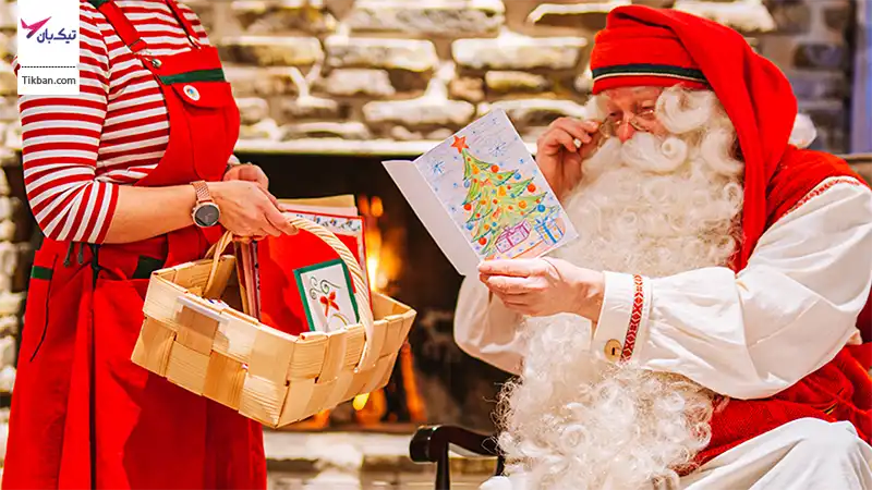 بابانوئل در حال خواندن نامه بچه ها