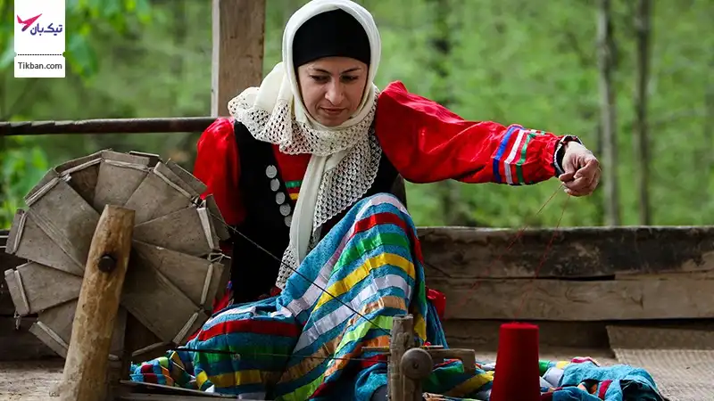 کار با دستگاه سنتی نخ ریسی در موزه میراث روستایی گیلان