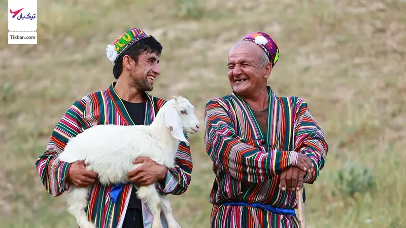 مردان تاجیکی در لباس محلی