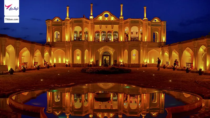 باغ فتح آباد کرمان در شب